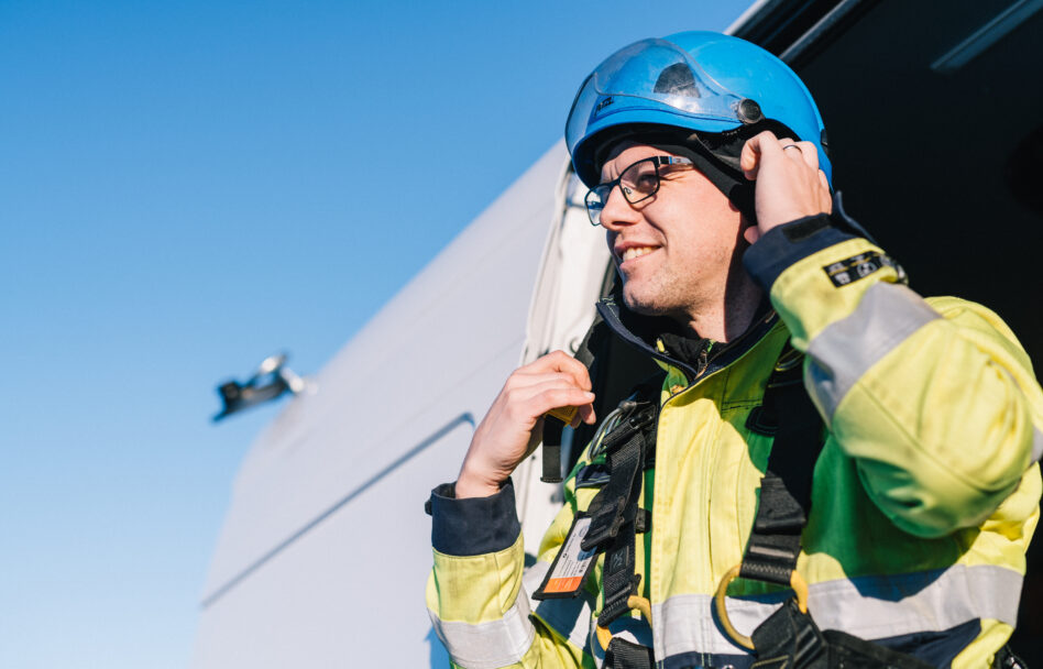 Seinäjoen Energian asentaja laittaa kypärää päähän