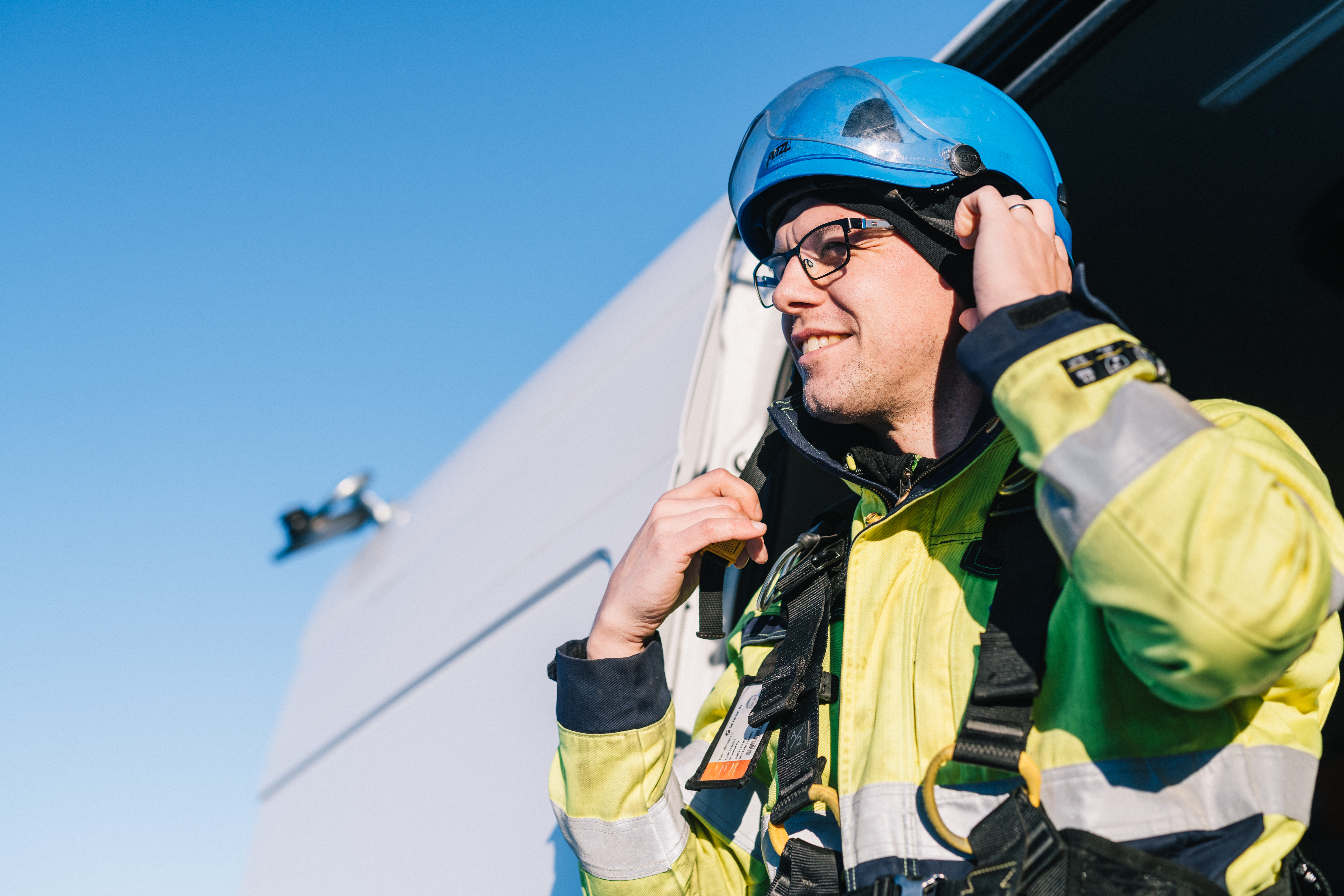 Seinäjoen Energian asentaja laittaa kypärää päähän