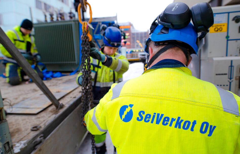 Seiverkkojen asentajat työssään
