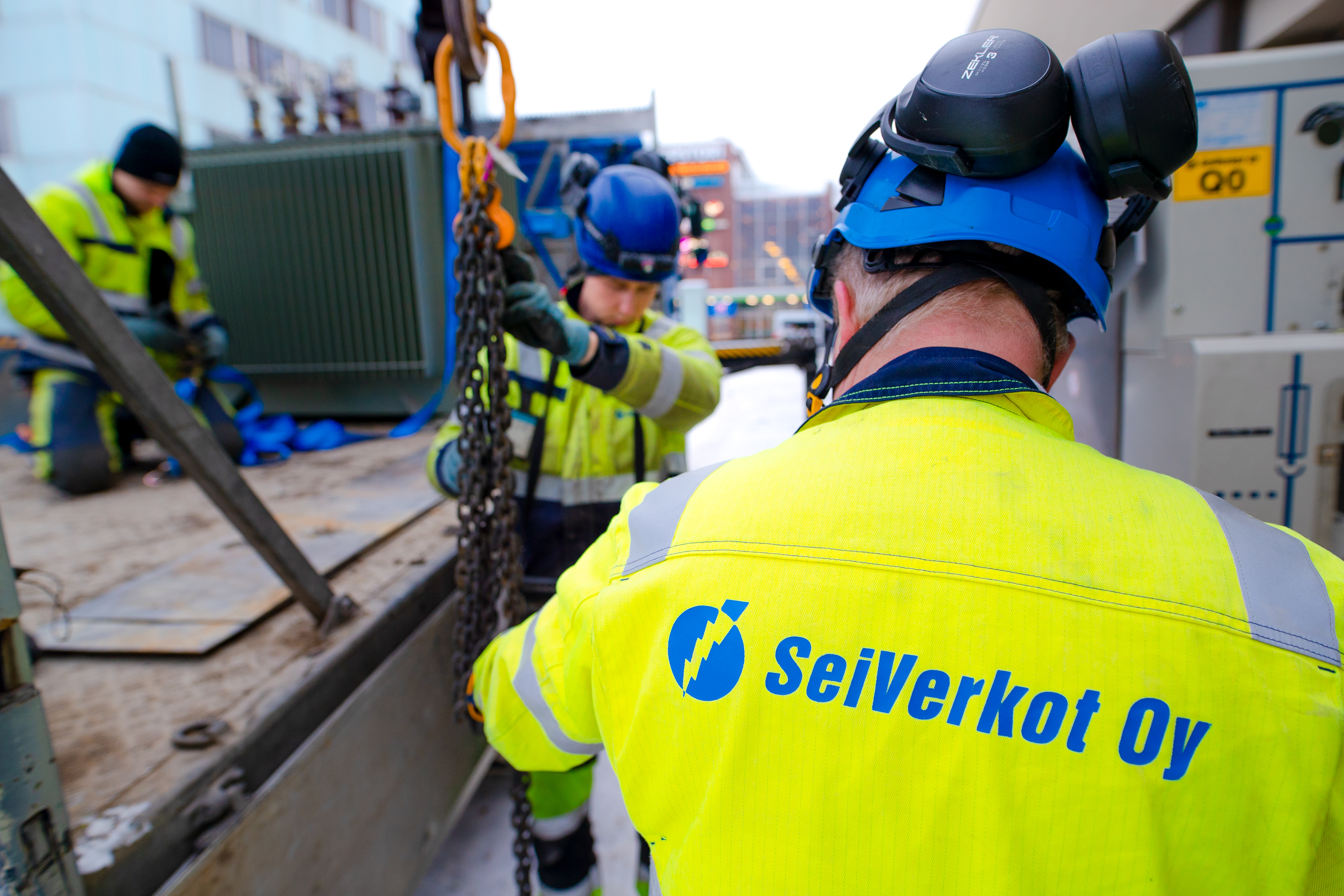 Seiverkkojen asentajat työssään