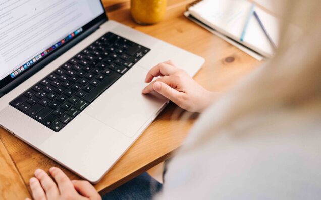 Henkilö tietokoneella