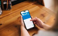 Henkilö puhelimella katsomassa e-laskusivua