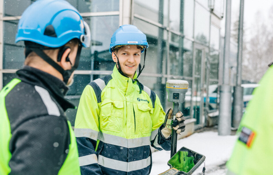 Seiverkkojen asentajat juttelevat