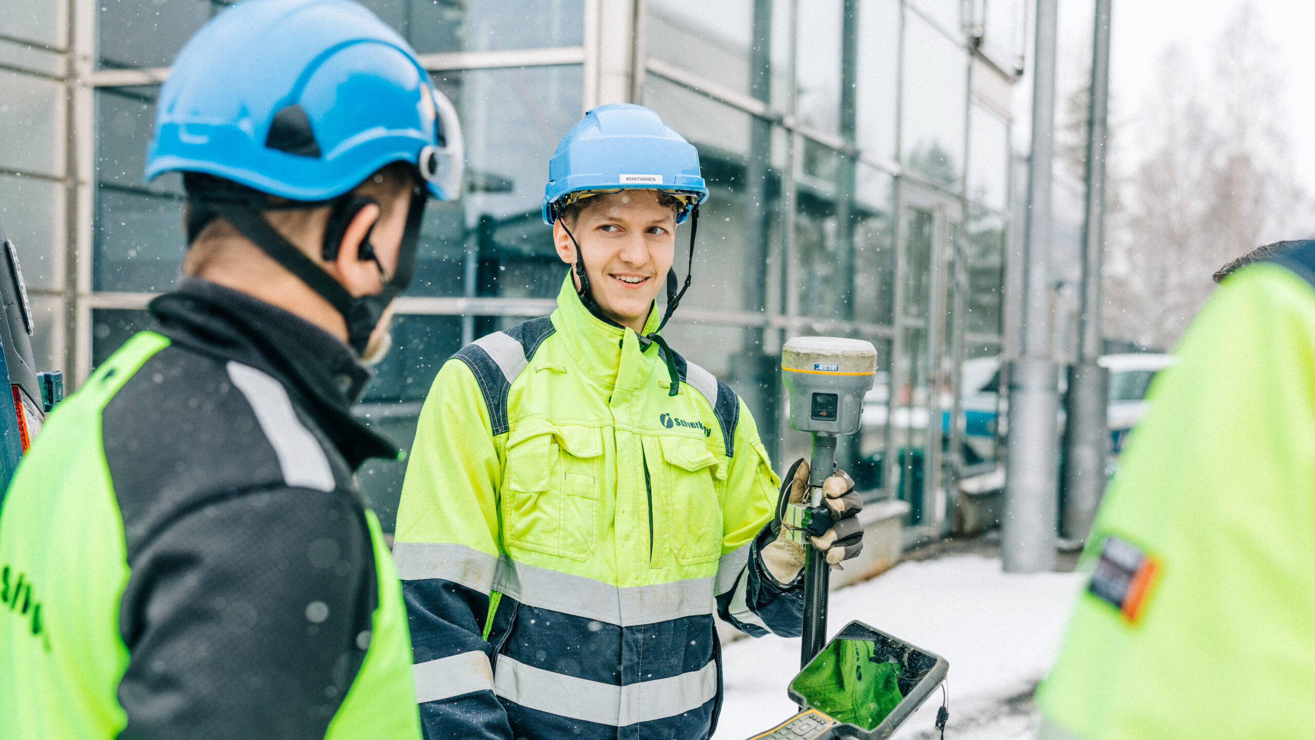 Seiverkkojen asentajat juttelevat
