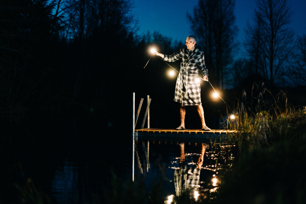 Henkilö laiturilla virittämässä valosarjaa