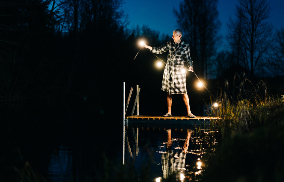 Henkilö laiturilla virittämässä valosarjaa
