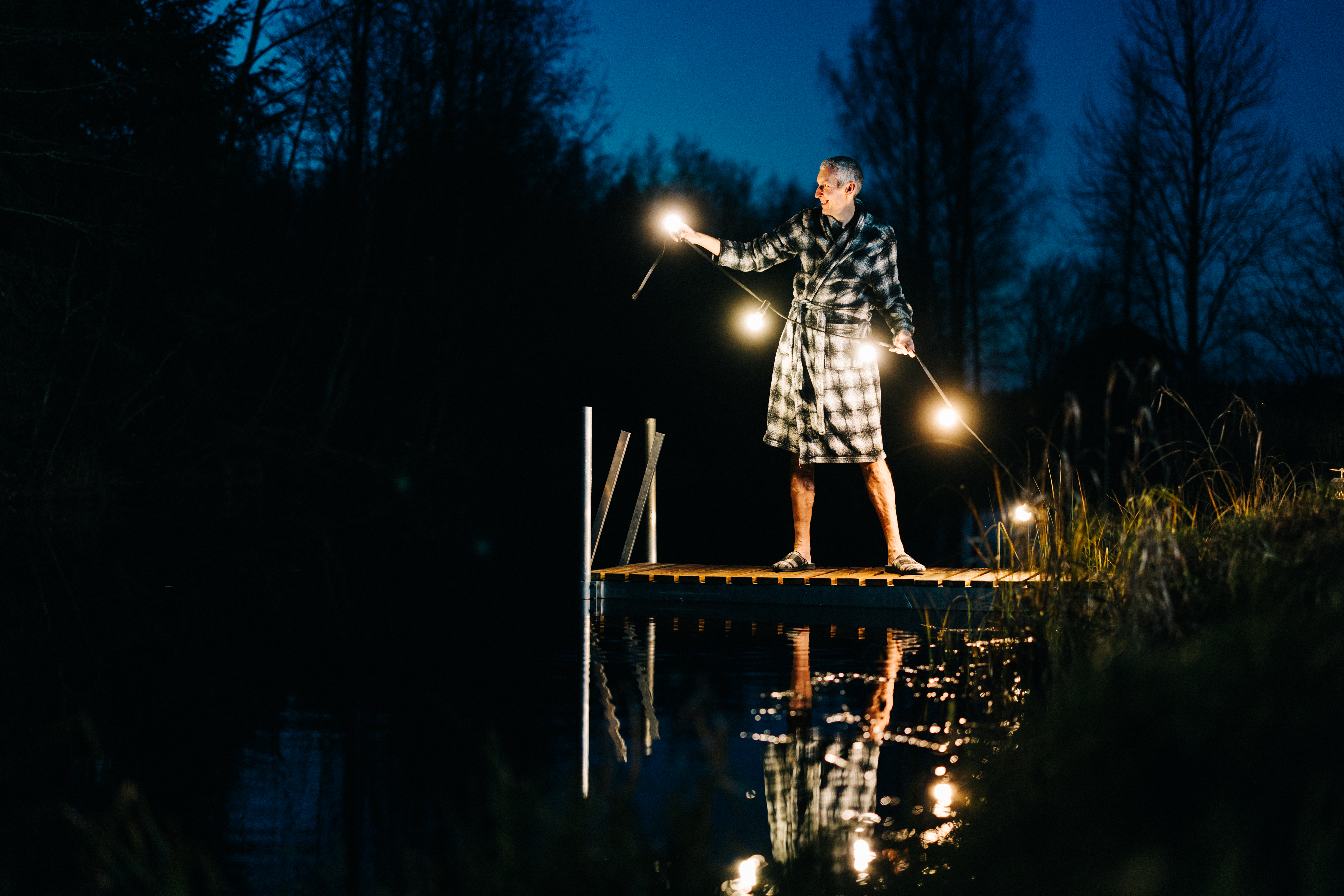 Henkilö laiturilla virittämässä valosarjaa