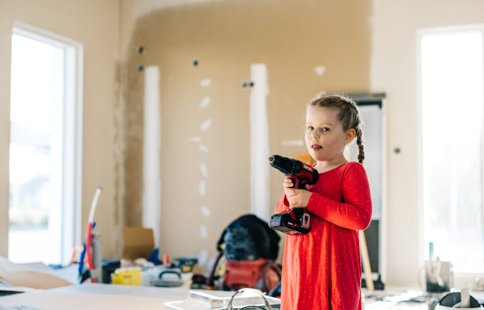 Lapsi uuden kodin rakennustyömaalla