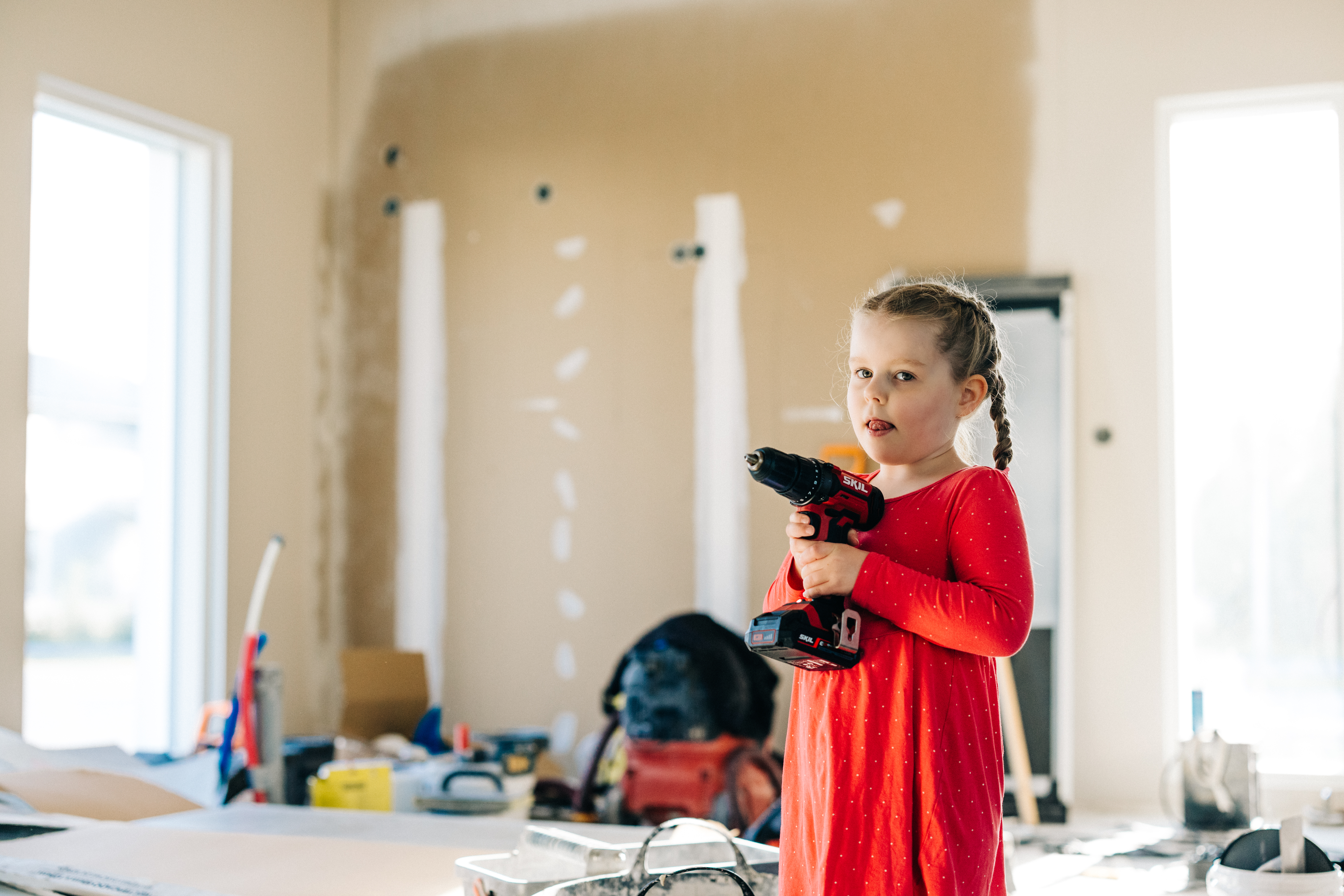 Lapsi uuden kodin rakennustyömaalla