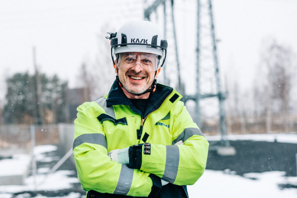 Seiverkkojen työntekijä sähköasemalla