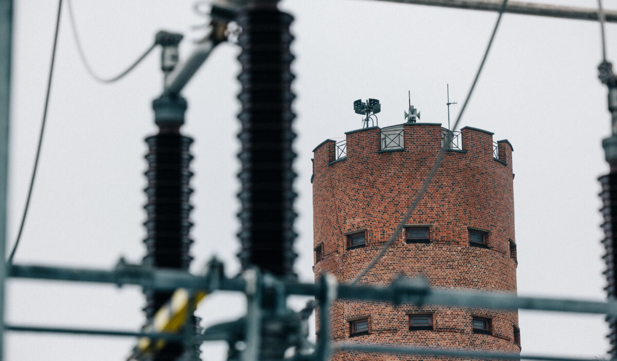 Sähköverkko, taustalla vesitorni