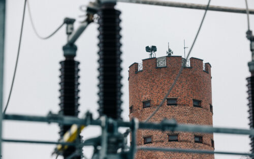 Sähköverkko, taustalla vesitorni