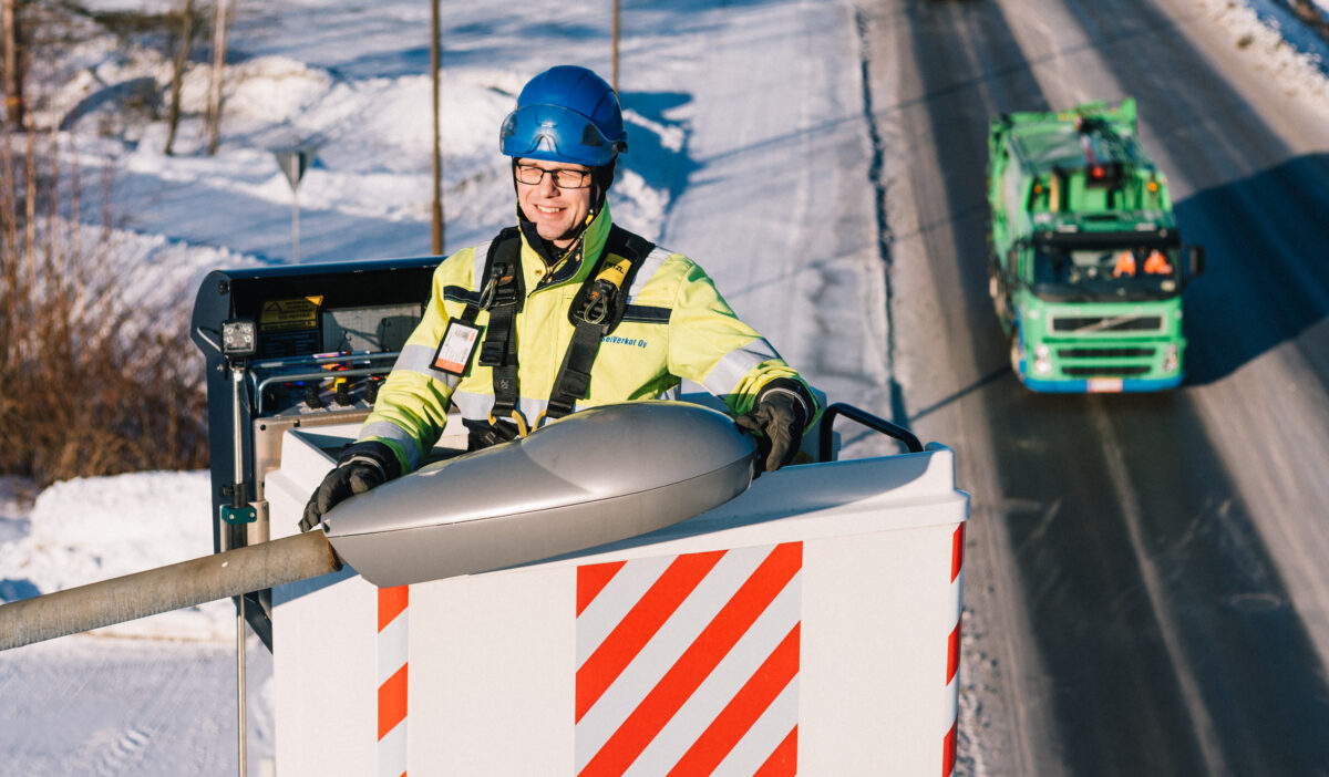 Seiverkkojen työntekijä korjaamassa katuvaloa.