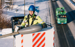 Seiverkkojen työntekijä korjaamassa katuvaloa.