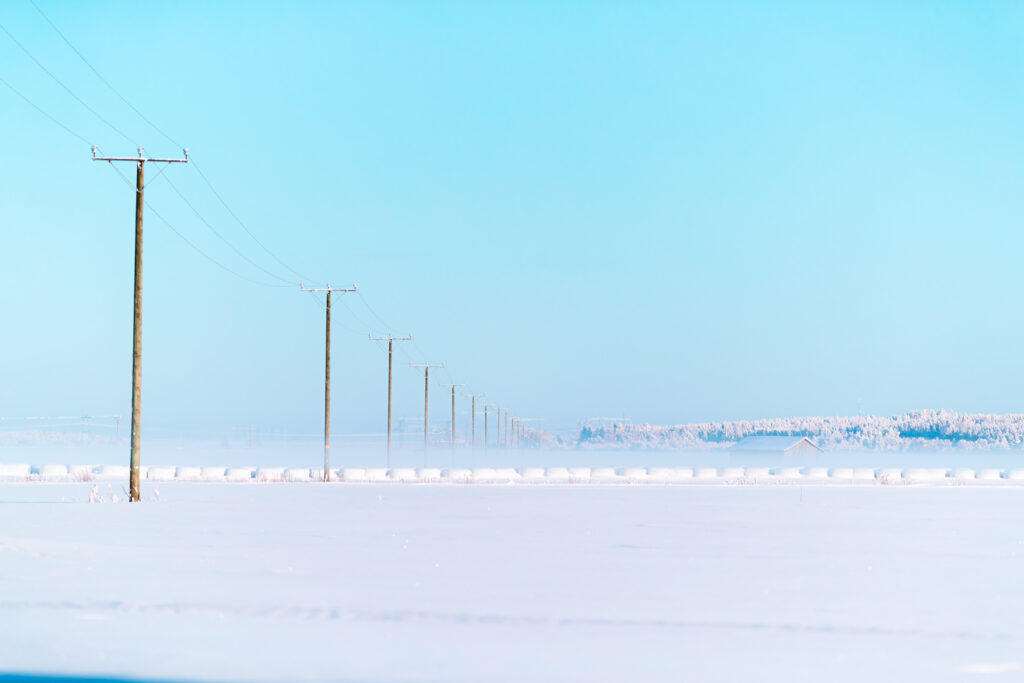 Talvimaisema ja sähkölinja